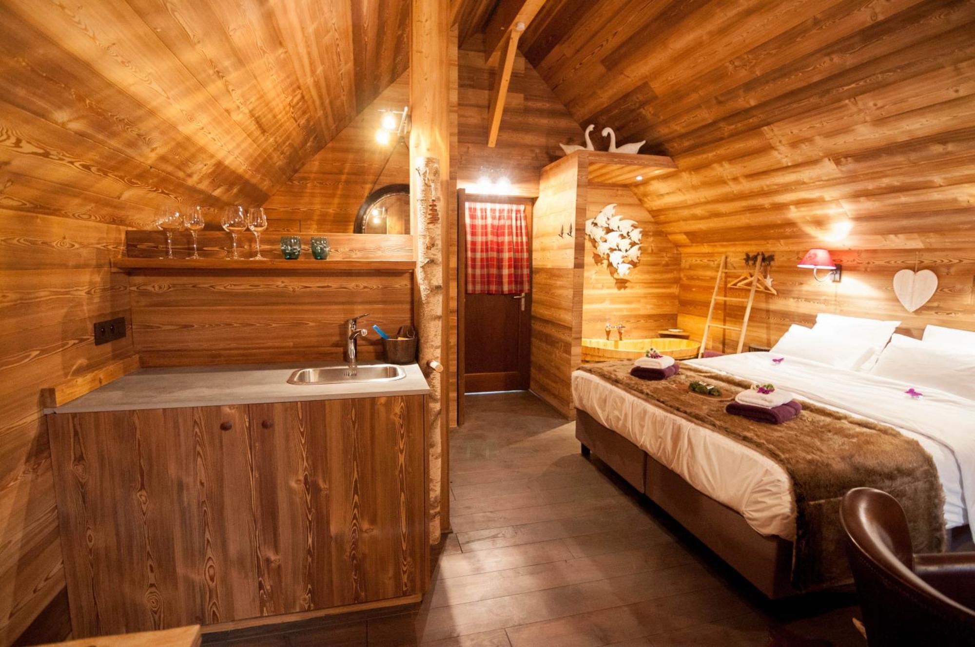 Aqualodge Hotel Insolite Ermeton-sur-Biert Экстерьер фото
